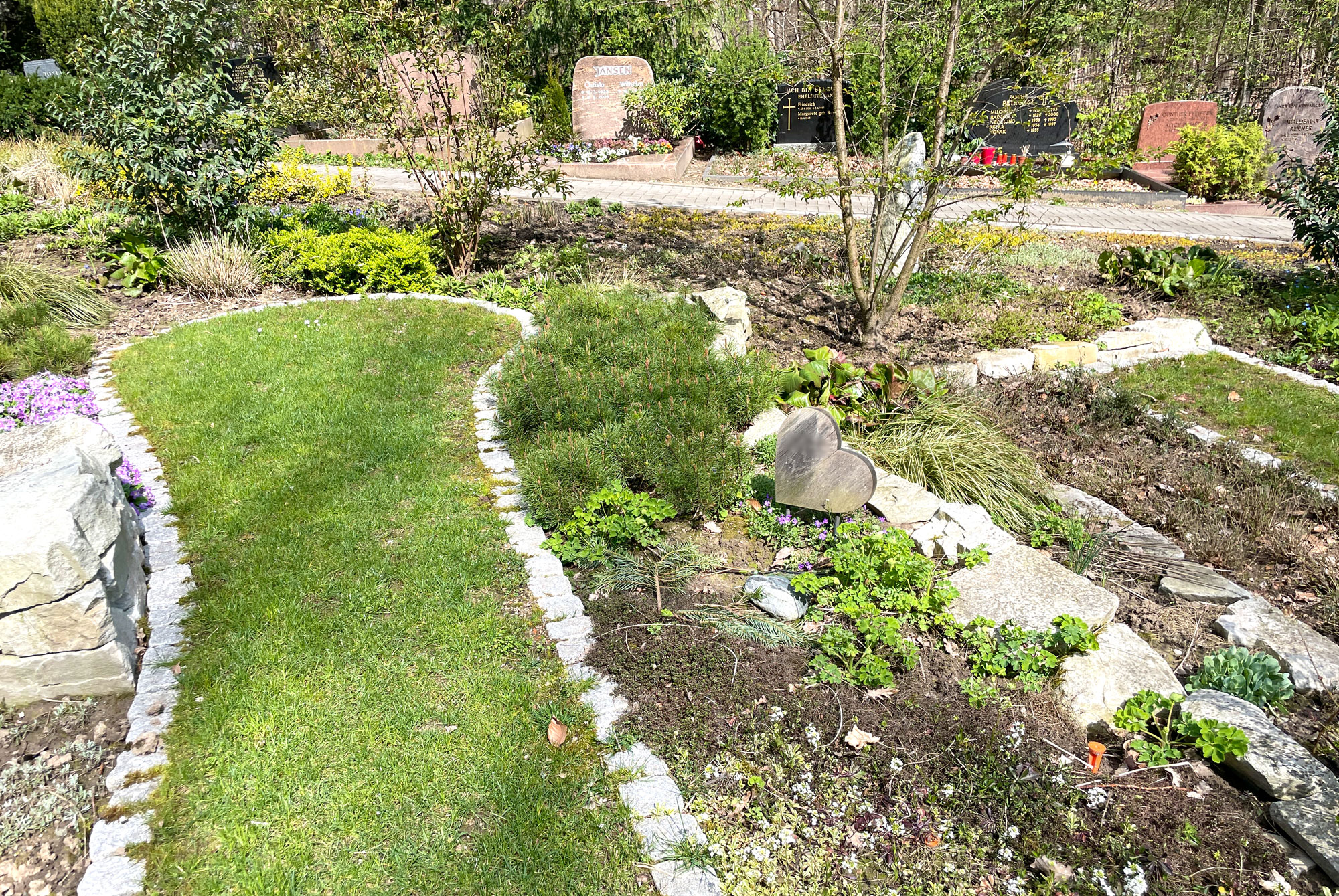Urnengrab im Garten der Ruhe in Bad Homburg Pietät Engelsfunke